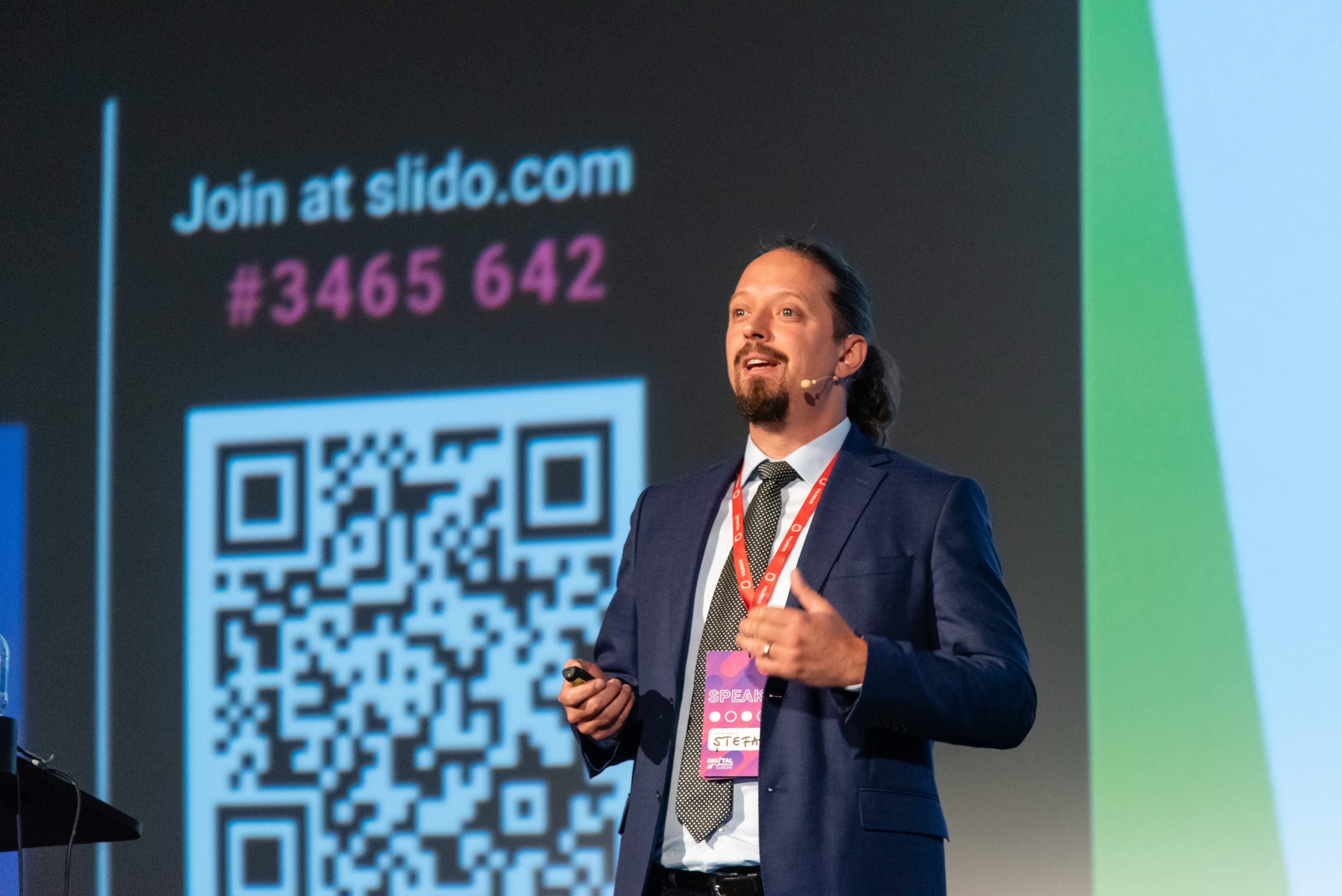 Stefan speaking at Digital Marketing Europe in Vilnius.